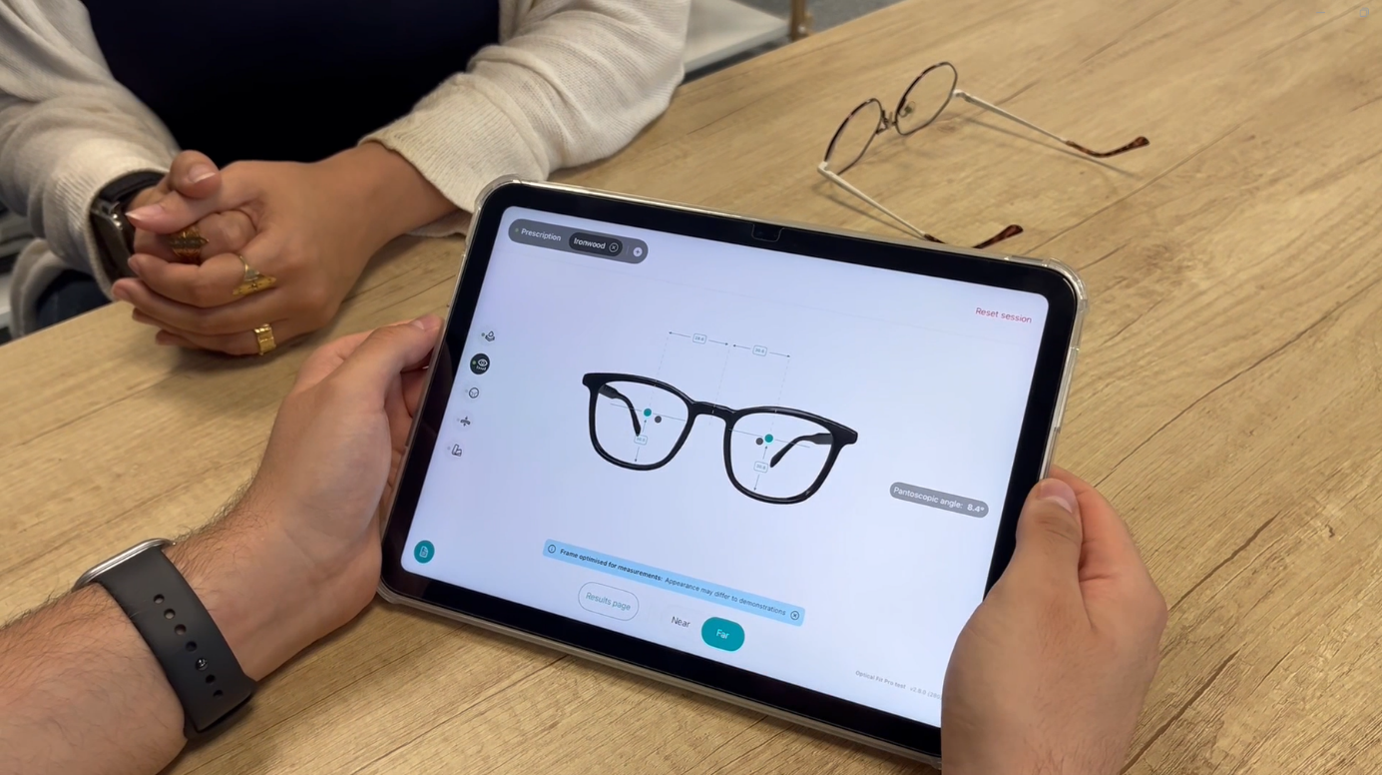 Tablette présentant Optical Fit Pro pour des mesures optiques fiables et des démonstrations immersives de verres chez l’opticien.